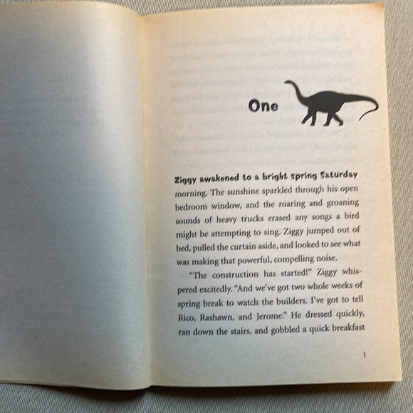 📚2/$6  2-Book Bundle Ziggy and the Black Dinosaurs Series #4, #5 - Picture 13 of 16